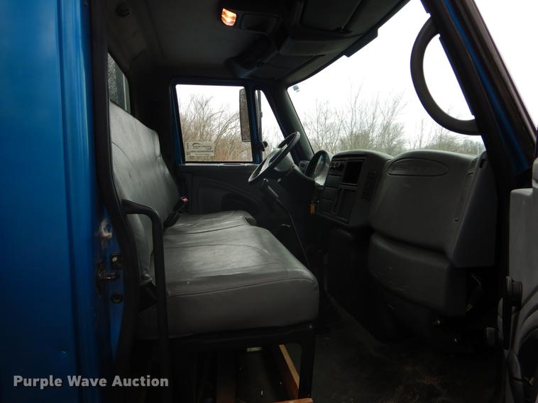 image for item DE6045 2005 International 4200 flat dump bed truck