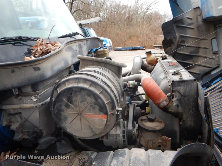 image for item DE6045 2005 International 4200 flat dump bed truck