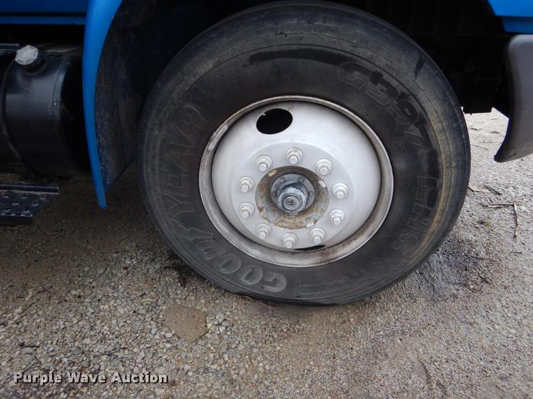 image for item DE6045 2005 International 4200 flat dump bed truck