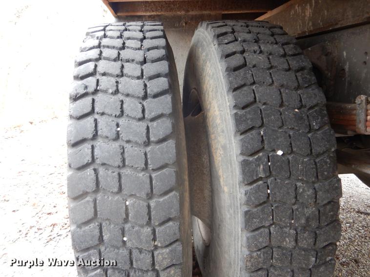 image for item DE6045 2005 International 4200 flat dump bed truck