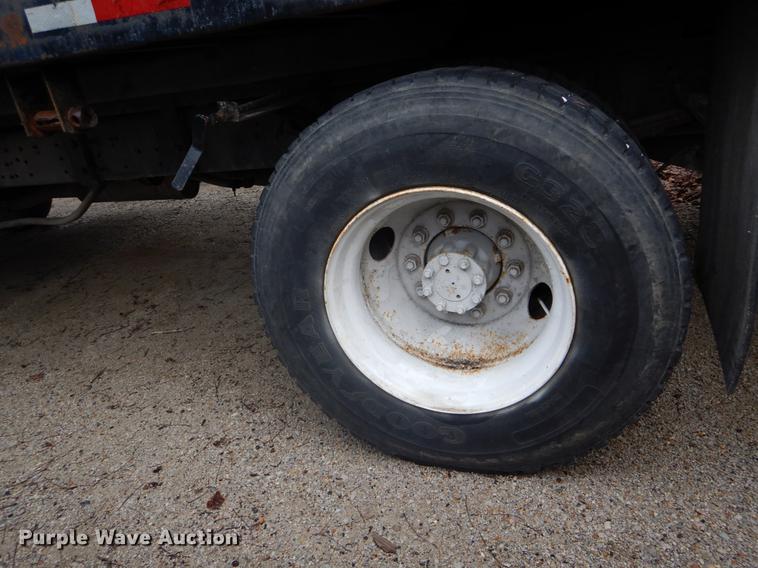 image for item DE6045 2005 International 4200 flat dump bed truck