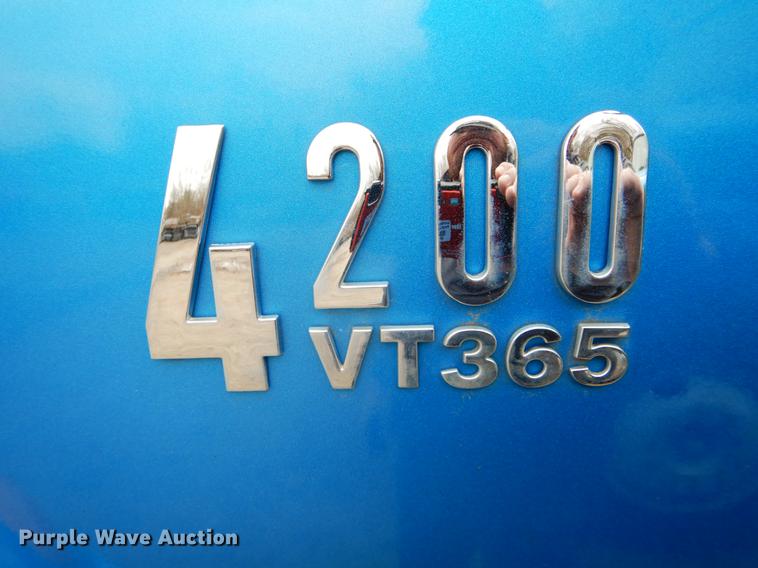 image for item DE6045 2005 International 4200 flat dump bed truck