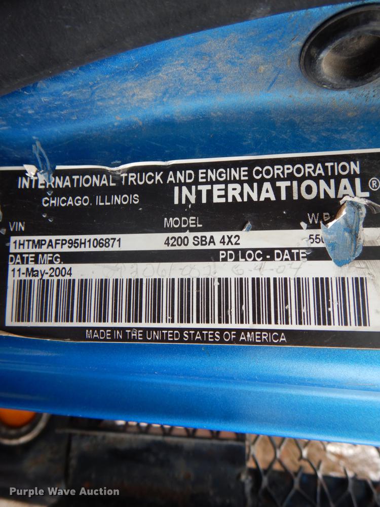 image for item DE6045 2005 International 4200 flat dump bed truck