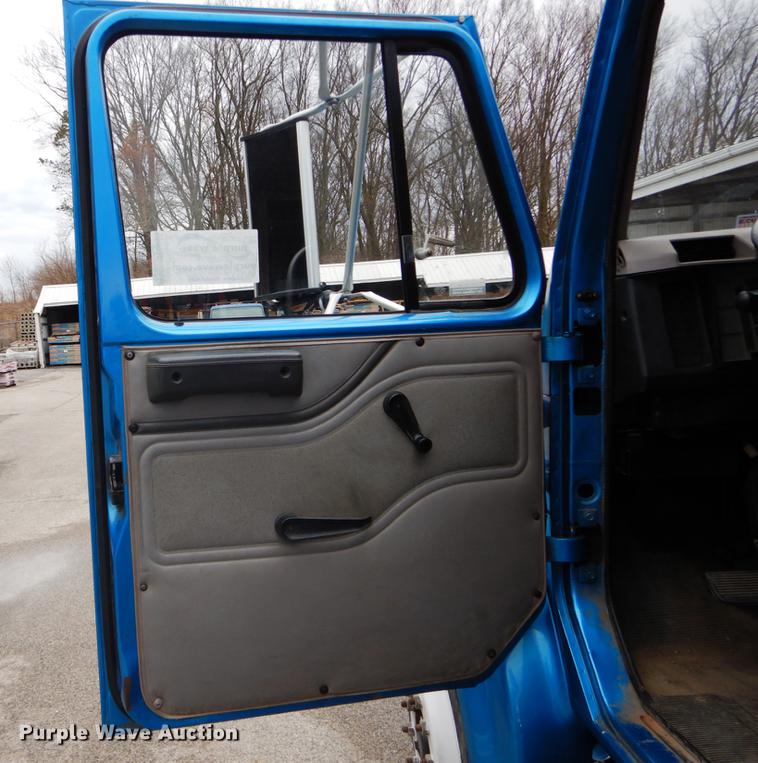 image for item DE6046 1996 International 4700 dump flatbed truck