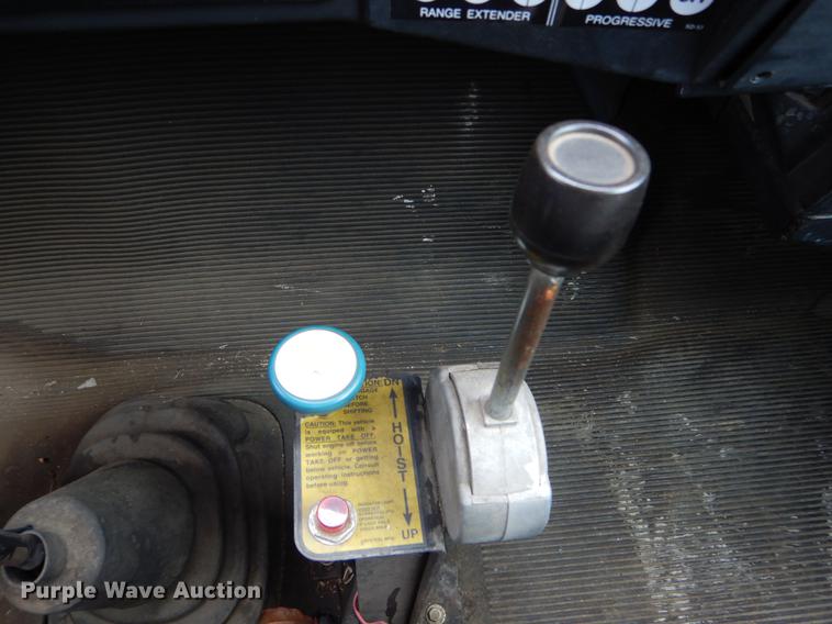 image for item DE6046 1996 International 4700 dump flatbed truck