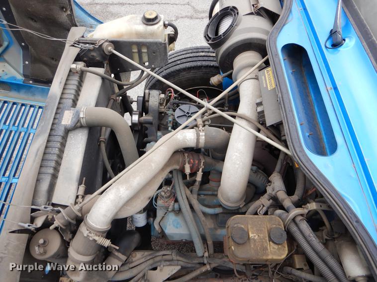 image for item DE6046 1996 International 4700 dump flatbed truck