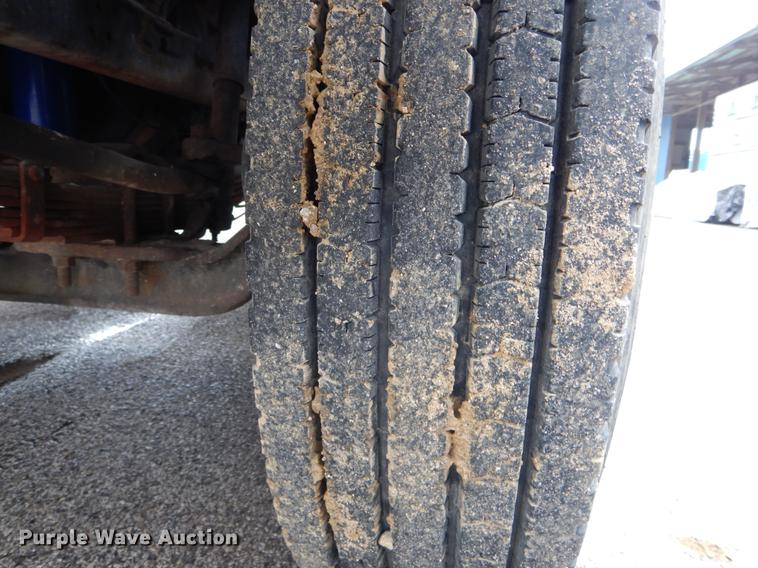 image for item DE6046 1996 International 4700 dump flatbed truck