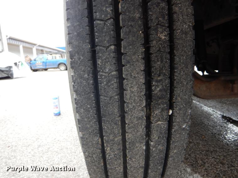 image for item DE6046 1996 International 4700 dump flatbed truck