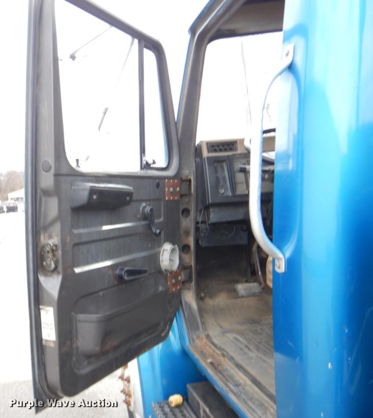 image for item DE6050 1995 International 4700 flatbed truck with crane