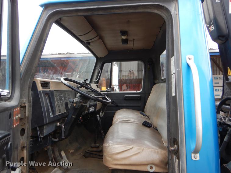 image for item DE6050 1995 International 4700 flatbed truck with crane