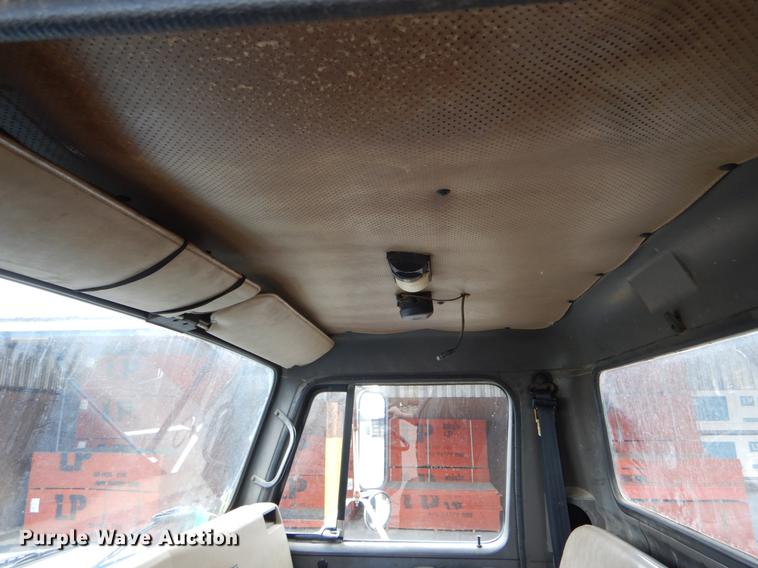 image for item DE6050 1995 International 4700 flatbed truck with crane