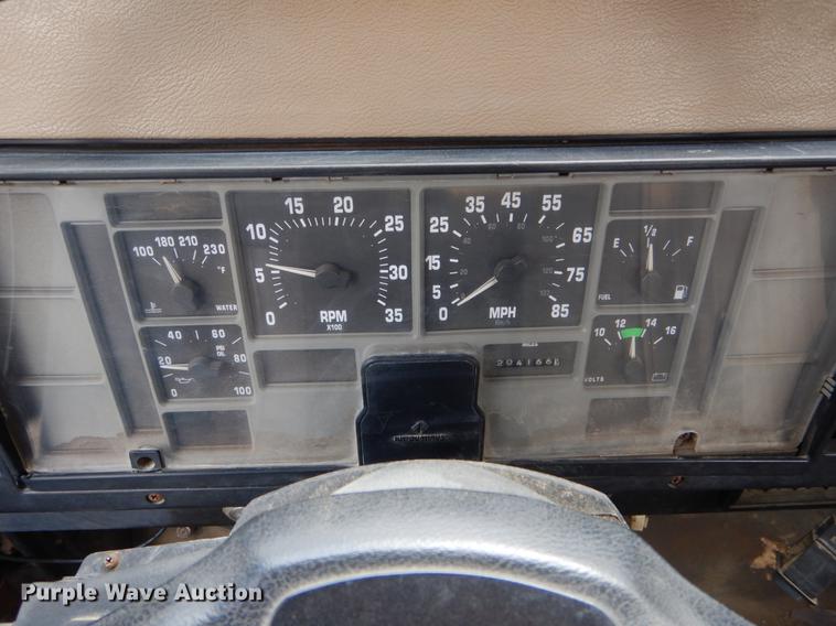 image for item DE6050 1995 International 4700 flatbed truck with crane