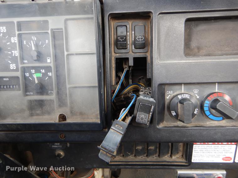 image for item DE6050 1995 International 4700 flatbed truck with crane