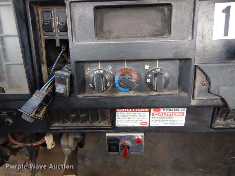 image for item DE6050 1995 International 4700 flatbed truck with crane