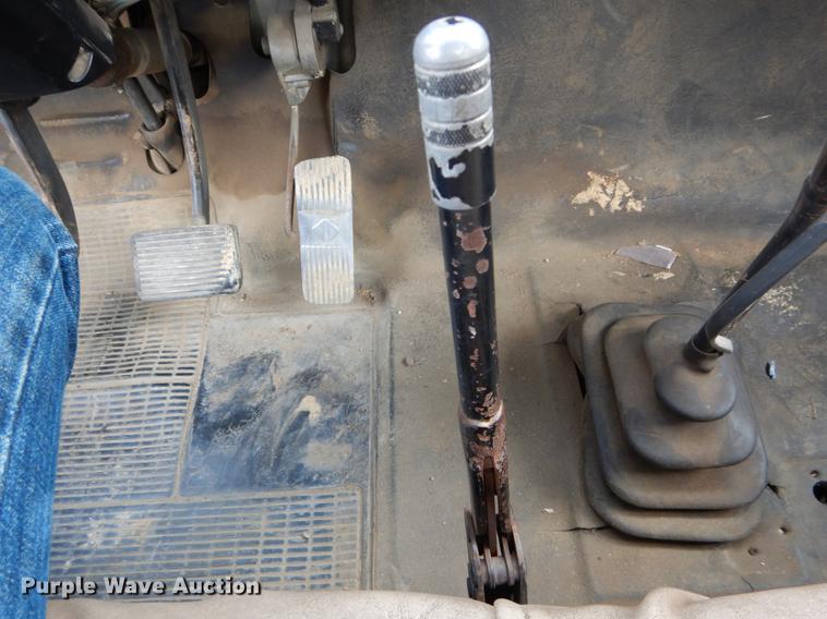 image for item DE6050 1995 International 4700 flatbed truck with crane