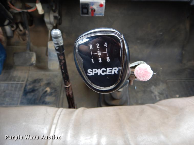 image for item DE6050 1995 International 4700 flatbed truck with crane