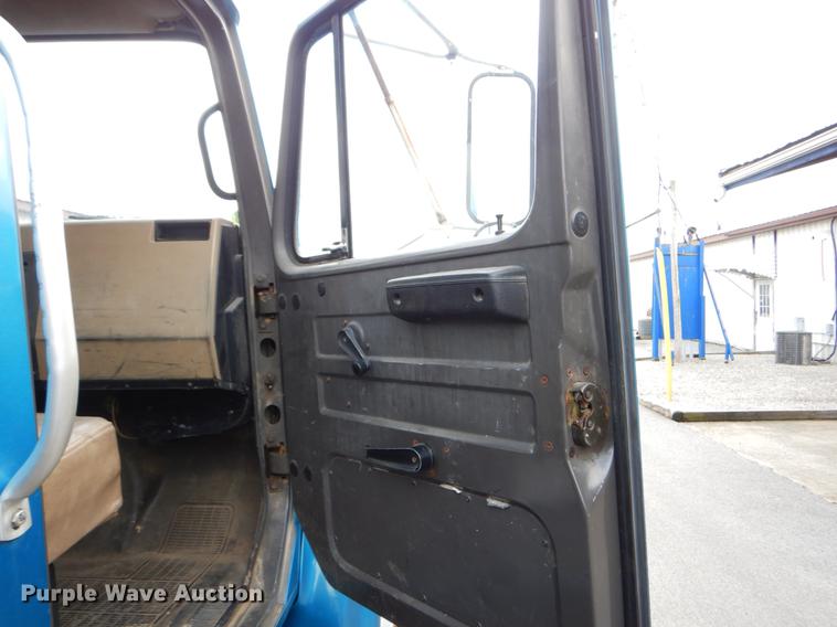 image for item DE6050 1995 International 4700 flatbed truck with crane