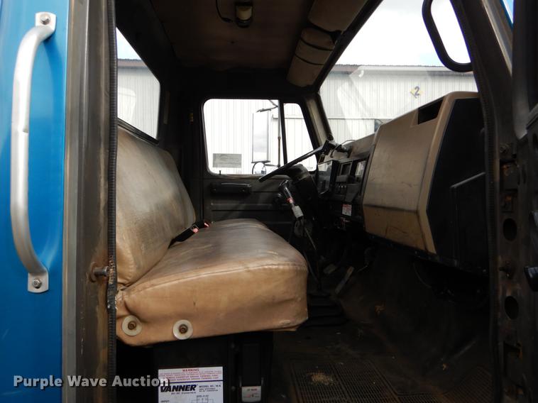 image for item DE6050 1995 International 4700 flatbed truck with crane