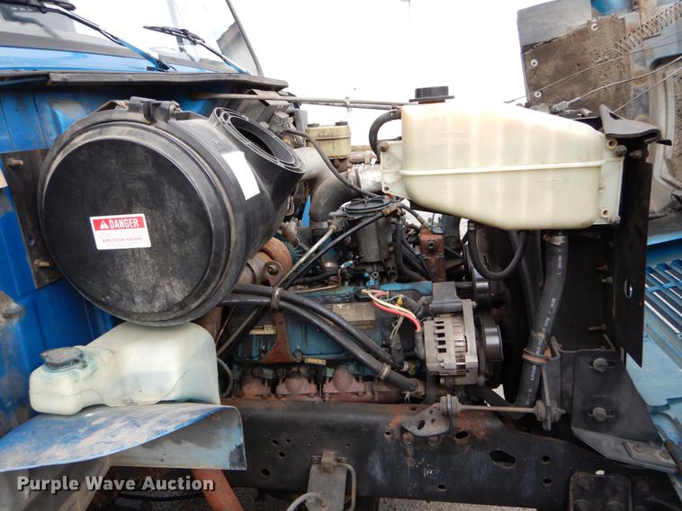 image for item DE6050 1995 International 4700 flatbed truck with crane