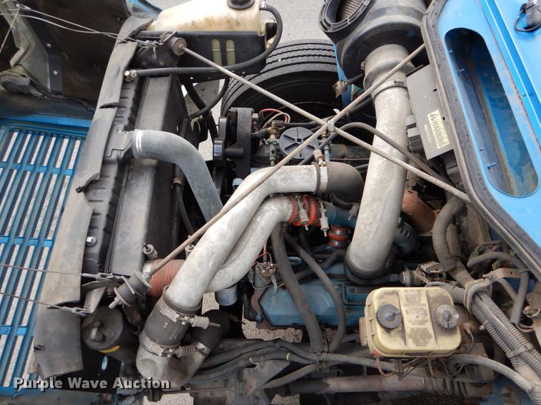 image for item DE6050 1995 International 4700 flatbed truck with crane