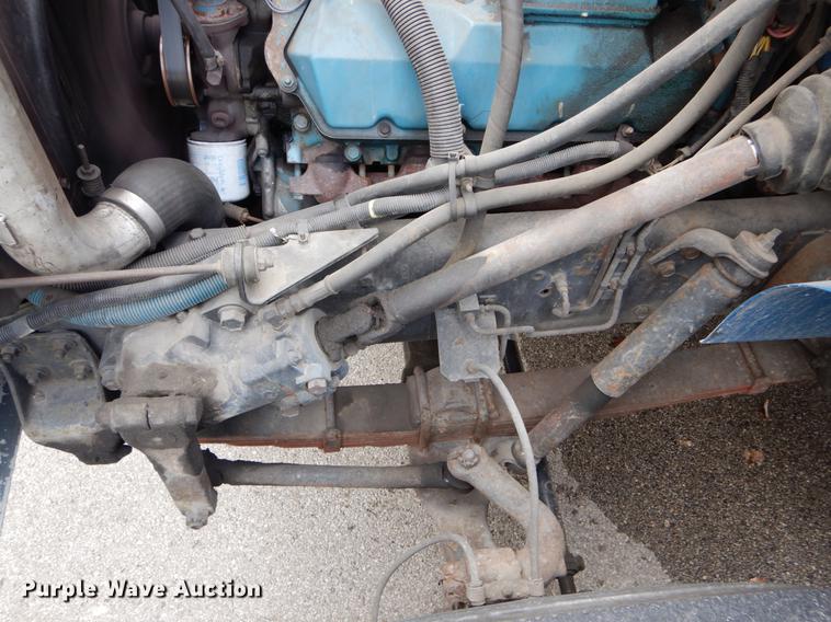 image for item DE6050 1995 International 4700 flatbed truck with crane