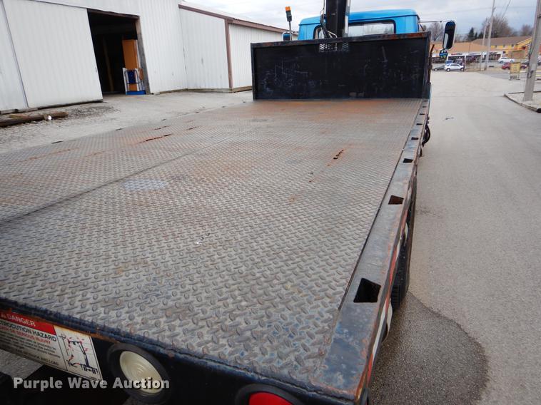 image for item DE6050 1995 International 4700 flatbed truck with crane