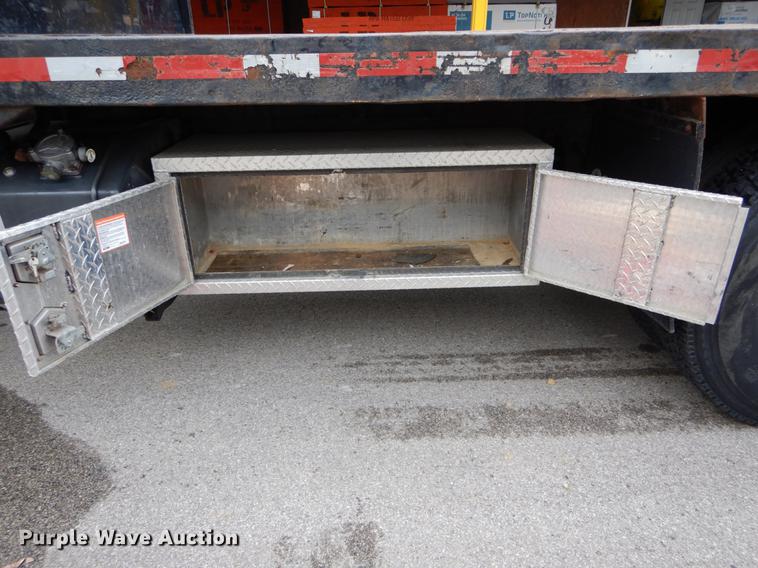 image for item DE6050 1995 International 4700 flatbed truck with crane