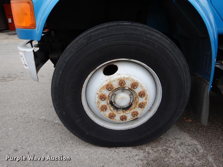 image for item DE6050 1995 International 4700 flatbed truck with crane