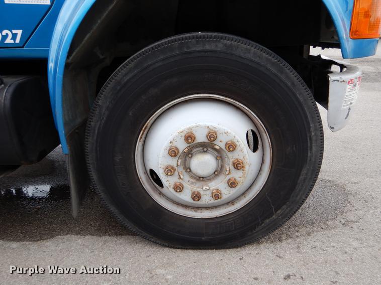 image for item DE6050 1995 International 4700 flatbed truck with crane