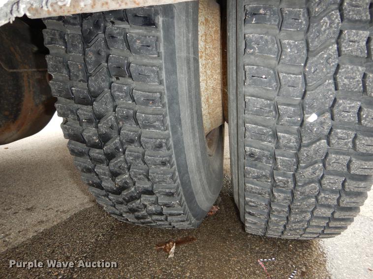 image for item DE6050 1995 International 4700 flatbed truck with crane