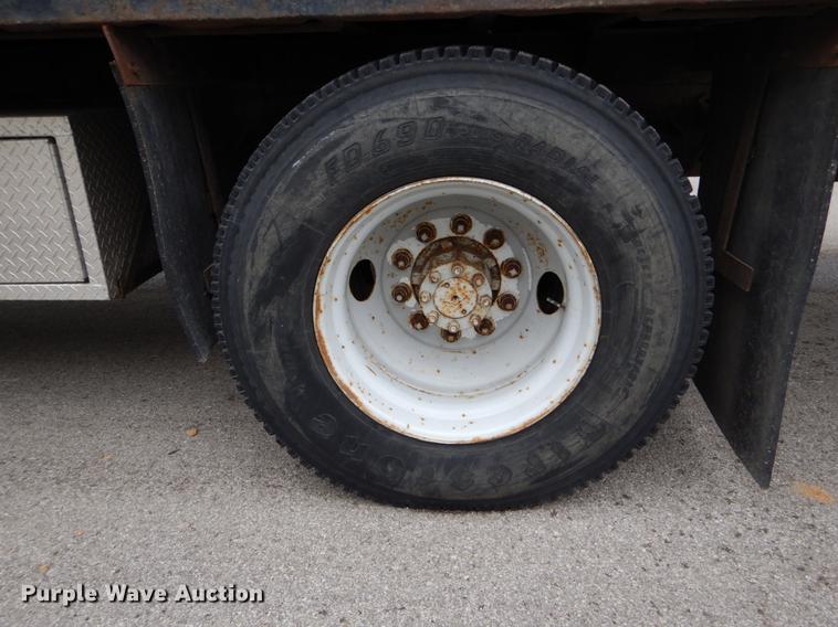 image for item DE6050 1995 International 4700 flatbed truck with crane