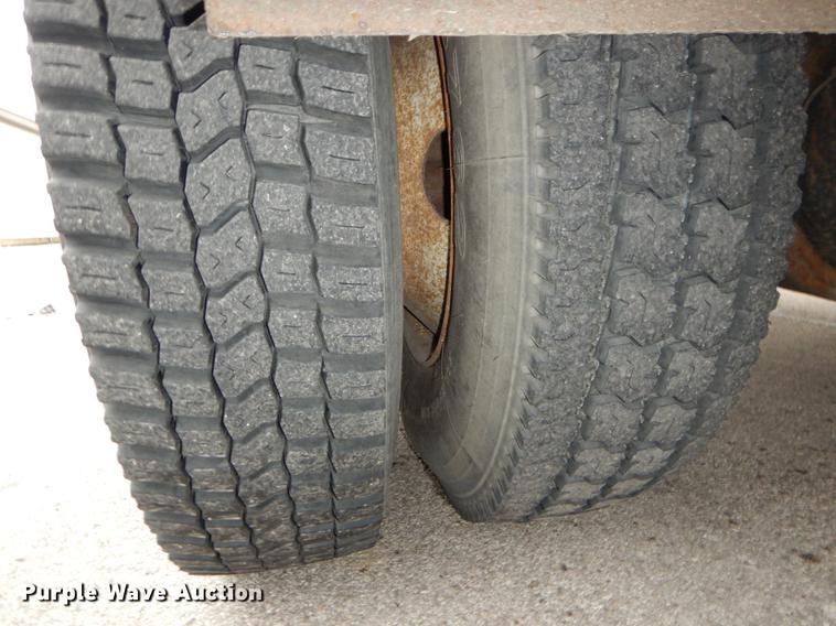 image for item DE6050 1995 International 4700 flatbed truck with crane