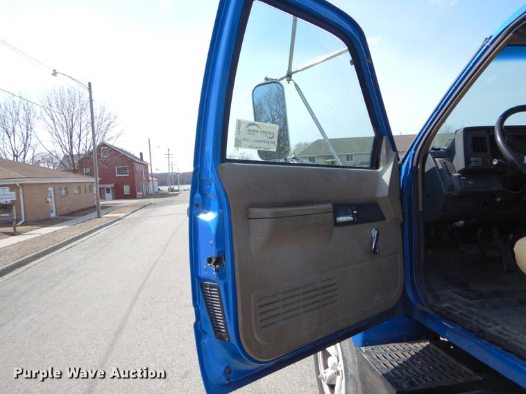 image for item DE6065 1996 Chevrolet Kodiak C5500 flat dump bed truck