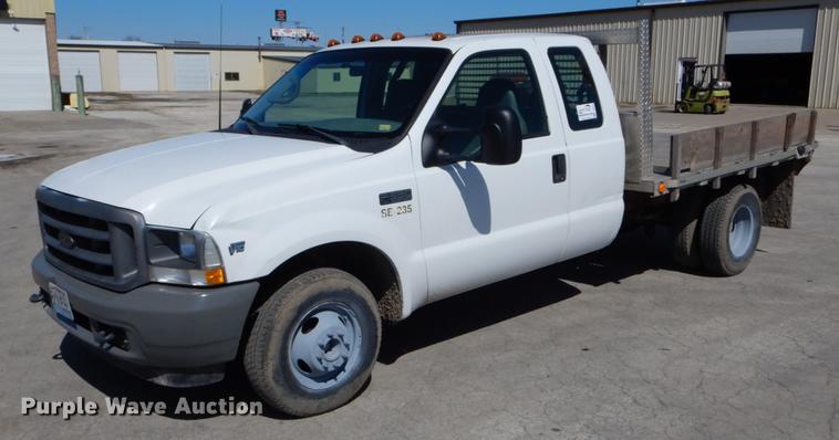 image for item DE6071 2002 Ford F350 Super Duty XL SuperCab flatbed pickup truck