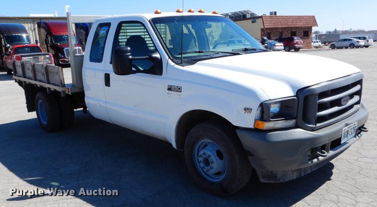image for item DE6071 2002 Ford F350 Super Duty XL SuperCab flatbed pickup truck