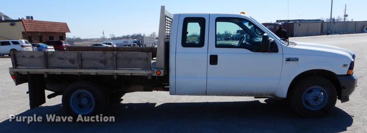 image for item DE6071 2002 Ford F350 Super Duty XL SuperCab flatbed pickup truck