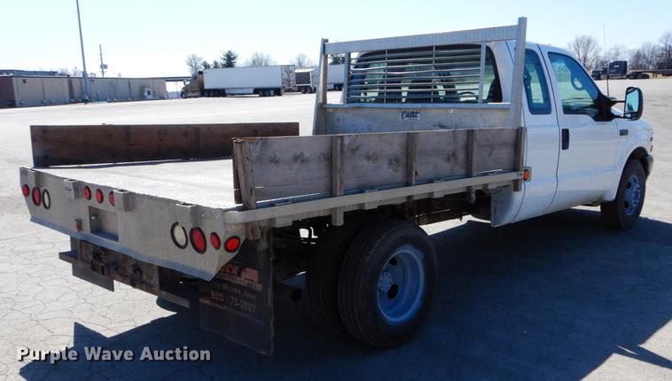 image for item DE6071 2002 Ford F350 Super Duty XL SuperCab flatbed pickup truck