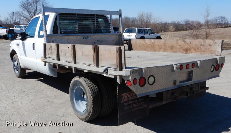 image for item DE6071 2002 Ford F350 Super Duty XL SuperCab flatbed pickup truck