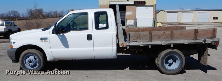 image for item DE6071 2002 Ford F350 Super Duty XL SuperCab flatbed pickup truck