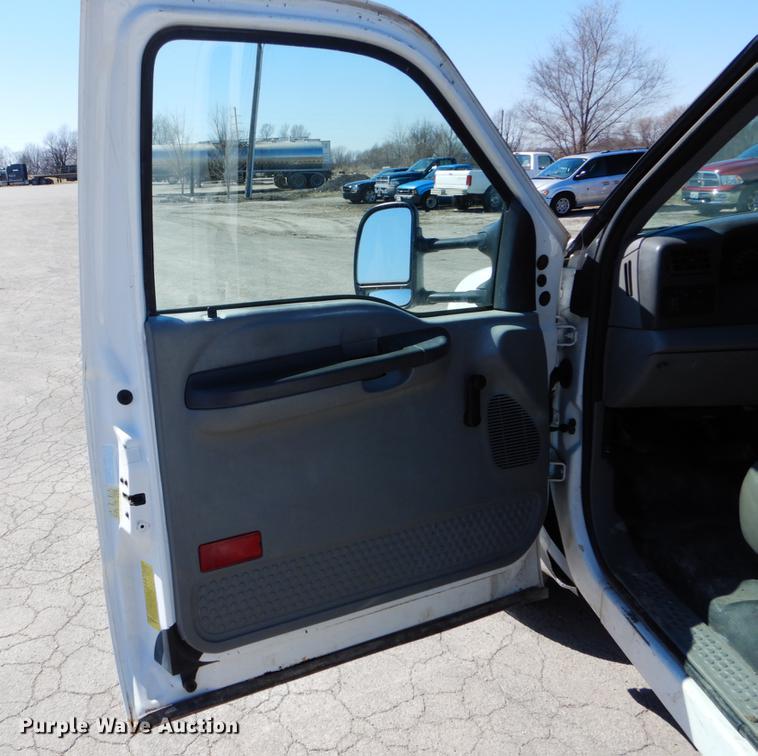 image for item DE6071 2002 Ford F350 Super Duty XL SuperCab flatbed pickup truck