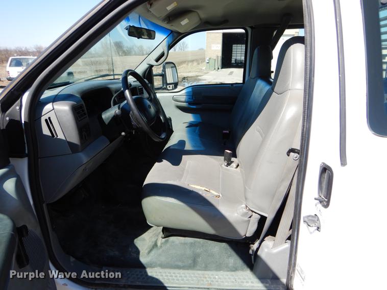 image for item DE6071 2002 Ford F350 Super Duty XL SuperCab flatbed pickup truck