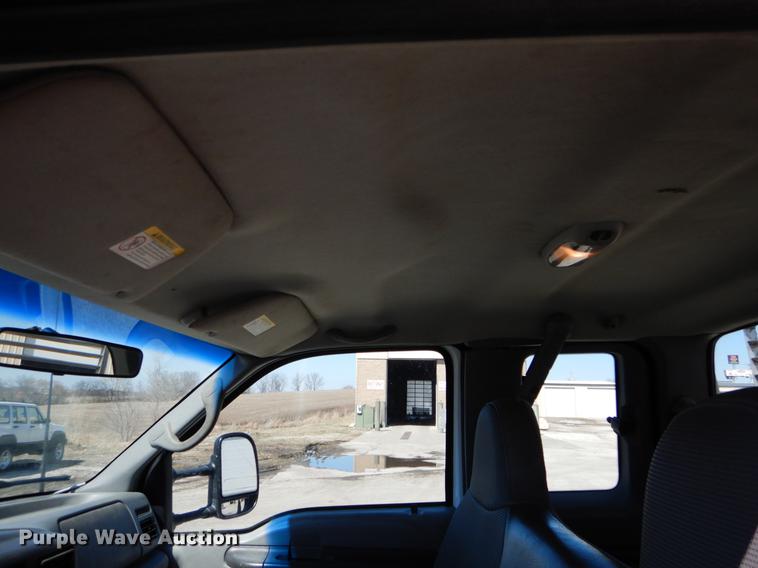 image for item DE6071 2002 Ford F350 Super Duty XL SuperCab flatbed pickup truck