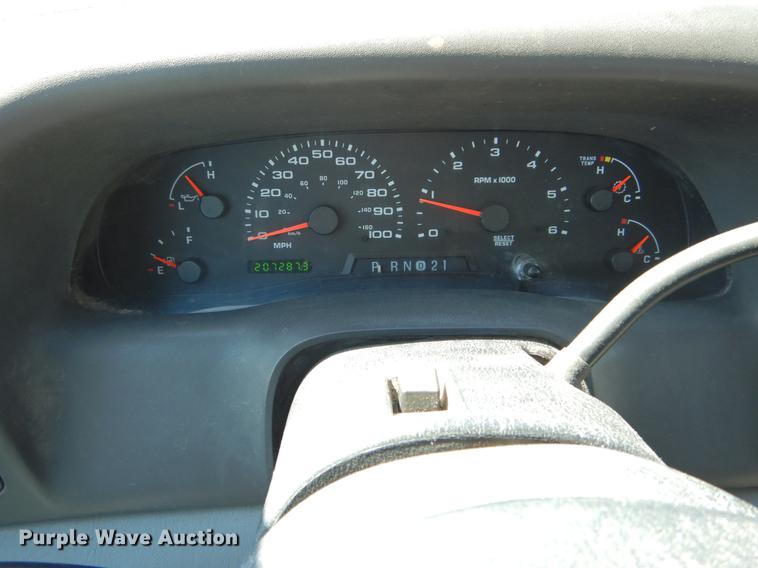 image for item DE6071 2002 Ford F350 Super Duty XL SuperCab flatbed pickup truck