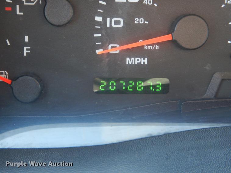 image for item DE6071 2002 Ford F350 Super Duty XL SuperCab flatbed pickup truck