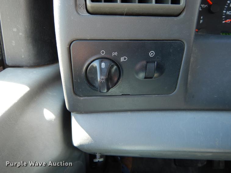 image for item DE6071 2002 Ford F350 Super Duty XL SuperCab flatbed pickup truck