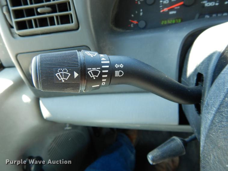 image for item DE6071 2002 Ford F350 Super Duty XL SuperCab flatbed pickup truck