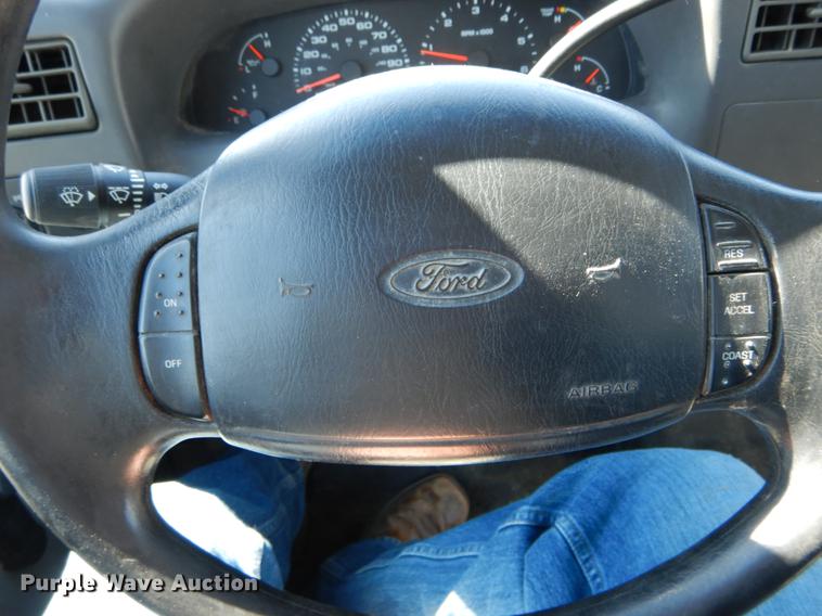 image for item DE6071 2002 Ford F350 Super Duty XL SuperCab flatbed pickup truck