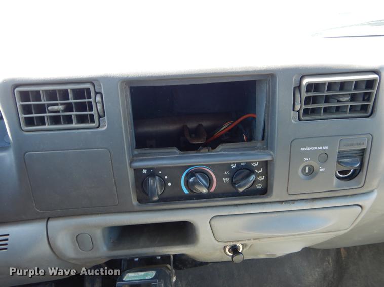 image for item DE6071 2002 Ford F350 Super Duty XL SuperCab flatbed pickup truck