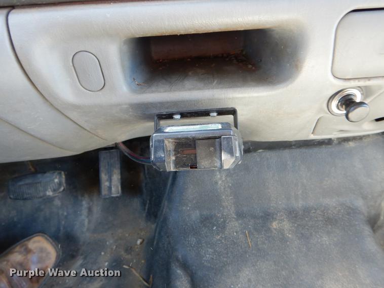 image for item DE6071 2002 Ford F350 Super Duty XL SuperCab flatbed pickup truck