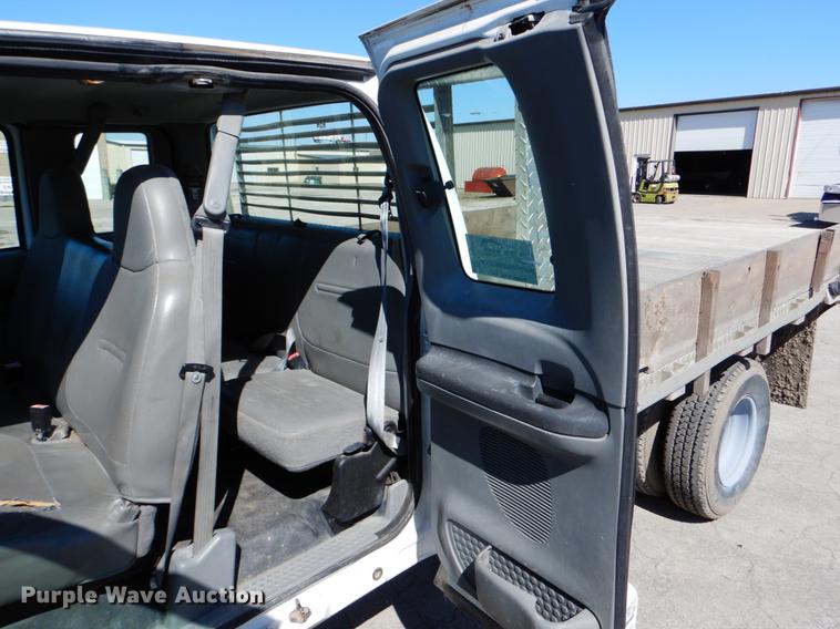 image for item DE6071 2002 Ford F350 Super Duty XL SuperCab flatbed pickup truck